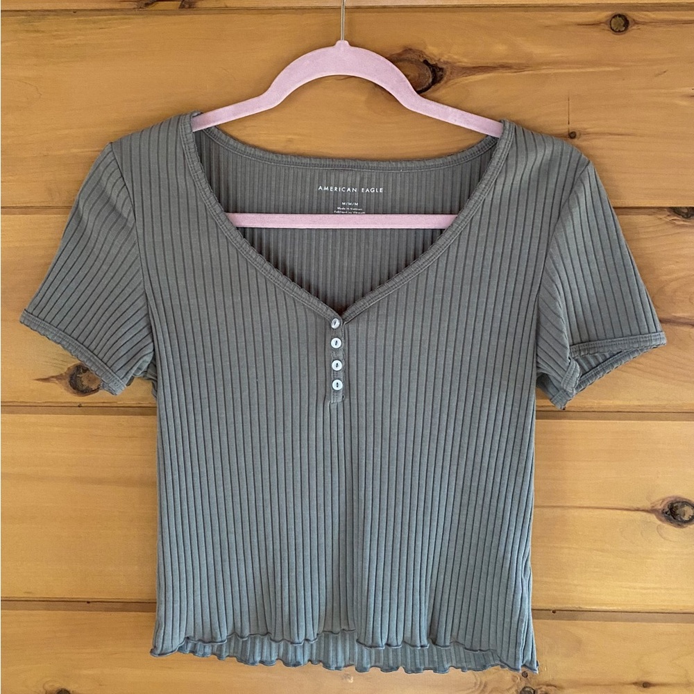American Eagle army green ribbed tee. Size: M. Hardly worn. Great condition!